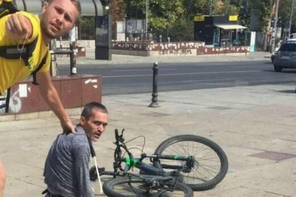 DOSTAVLJAČI POKAZALI I SVOJU DOBRU STRANU: Nije ni slutio da će mu se OBIČAN dan pretvoriti u pravu AKCIJU (FOTO)