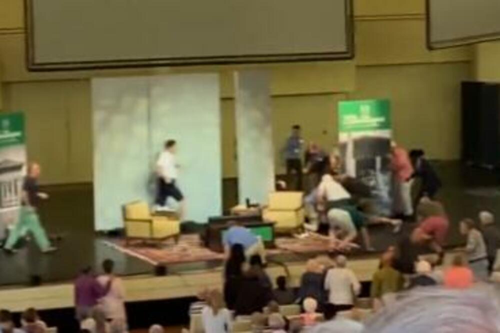 PRVI SNIMCI NAPADA NA ČUVENOG PISCA: Izboden je NOŽEM dok je držao predavanje (UZNEMIRUJUĆI VIDEO)