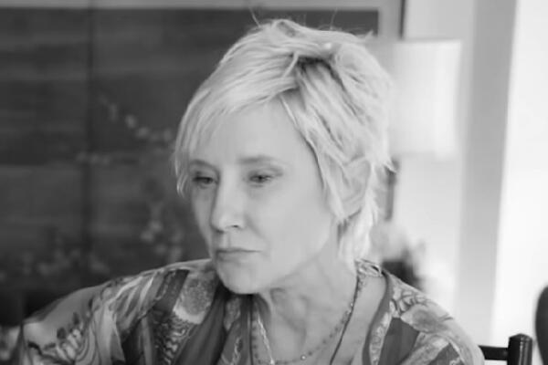 GLUMICA SE GUŠILA 45 MINUTA! Isplivali jezivi detalji BIZARNE SMRTI En Hek, TEK SADA! (VIDEO)