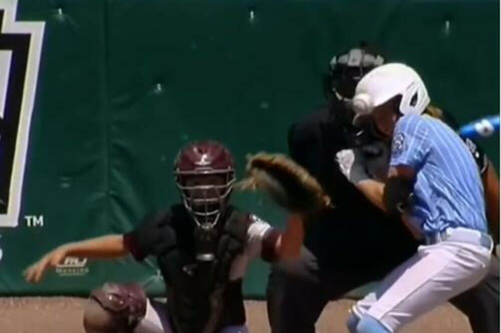 PRAVI SPORTSKI DUH! Direktan udarac u glavu, izgledalo je STRAVIČNO! (VIDEO)