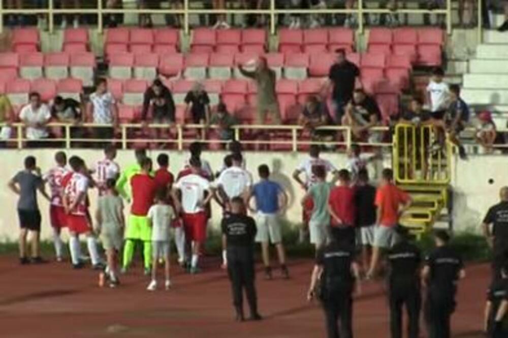 PRAKSA SRPSKOG FUDBALA: Vođa navijača kao trener na tajm-autu, igrači Radničkog POSTROJENI, policija gleda (VIDEO)