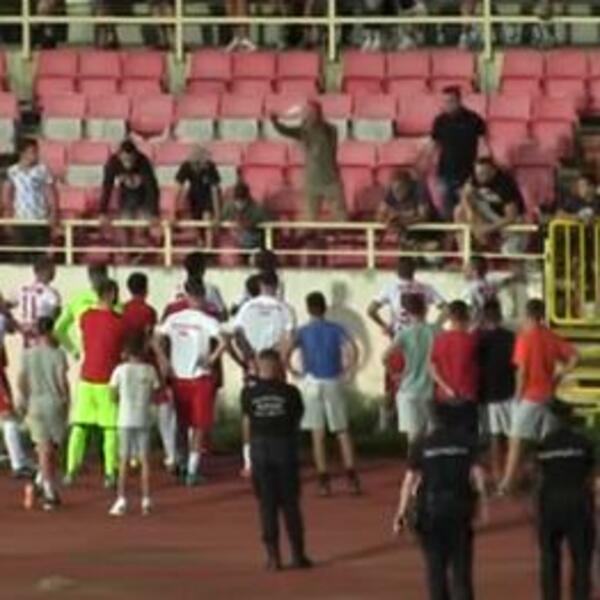 PRAKSA SRPSKOG FUDBALA: Vođa navijača kao trener na tajm-autu, igrači Radničkog POSTROJENI, policija gleda (VIDEO)