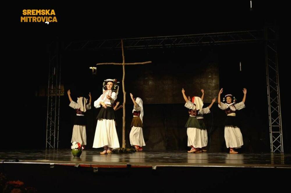 NACIONALNI ANSAMBL SA KOSOVA I METOHIJE PREDSTAVLJEN U SREMSKOJ MITROVICI: Čuvamo tradiciju (VIDEO)