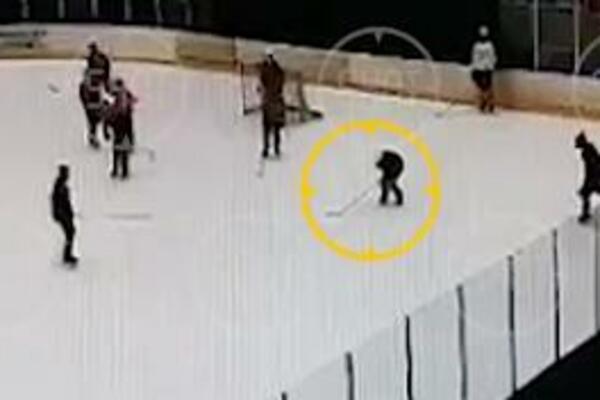 BIZARNA TRAGEDIJA, DEČAKA UBIO PAK! Pogodio ga PRAVO U SRCE, nije mu bilo spasa! (UZNEMIRUJUĆI VIDEO)