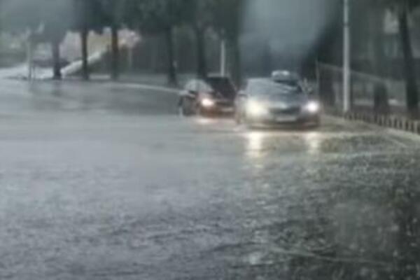 NEVREME PROTUNJALO JADRANOM: Na splitskom šetalištu POTOP, visok nivo vode izazvao haos u lokalima!