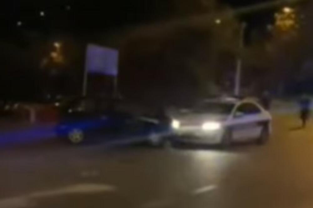 KAO U FILMU: Jugom bežao od policije, okrenuo se 2 puta pa se zakucao u banderu ODMAH GA OPKOLILI (VIDEO)