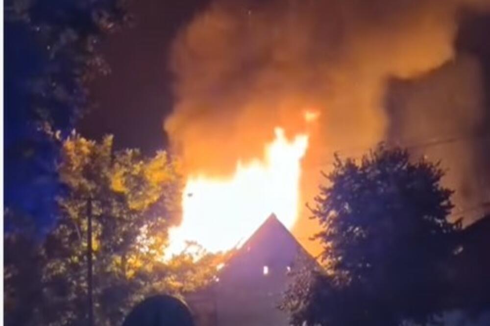 UŽASAN SNIMAK IZ VOJVODINE: Izgorela kuća u Kovinu, građani nemo posmatrali, nije bilo spasa (VIDEO)