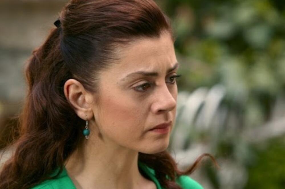 MUŽ JE ZATEKAO GOLU SA SVOJIM OCEM: Zvezda serije "Kad lišće pada" u centru SE*S SKANDALA!