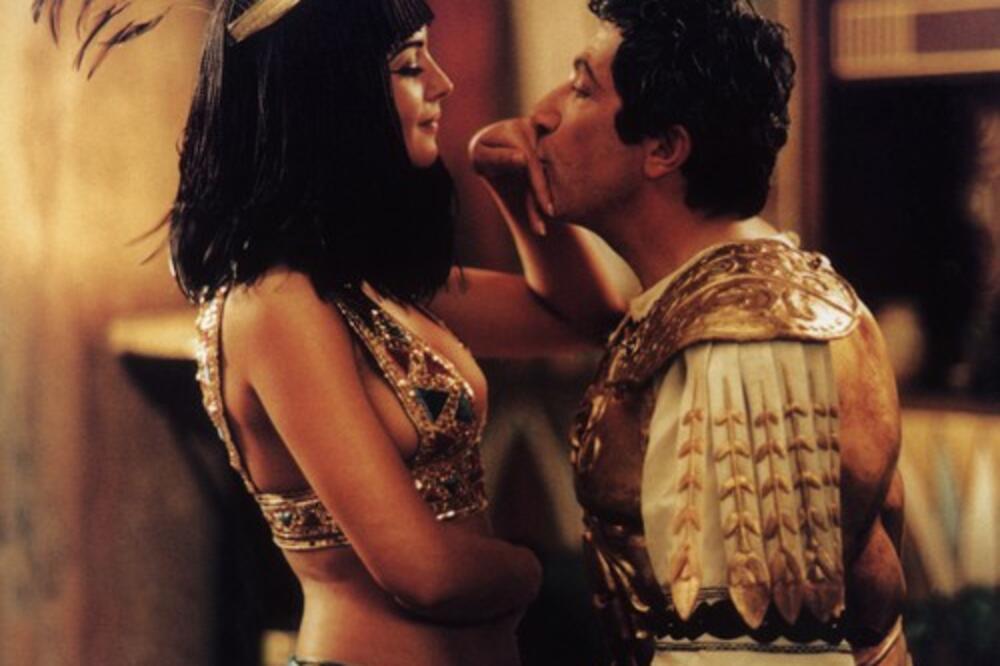 PRIČALO SE DA JE KLEOPATRA NOĆ PROVODILA SA 100 MUŠKARACA: Otkriveno šta je radila, pričali su da to NIJE NORMALNO