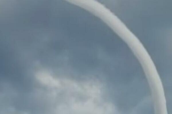 NESVAKIDAŠNJI PRIZOR NA GRČKOJ PLAŽI! Dok oni leškare, nad morem se POJAVLJUJE OVO (VIDEO)