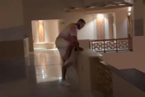 DEJAN DRAGOJEVIĆ POKUŠAO DA SKOČI SA TERASE U EGIPTU: Kamera sve snimila, POTRESNA SCENA!
