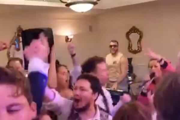 HAOS NA SVADBI! Grmi Mitro's on fire - svi skaču i pevaju TRANSU! (VIDEO)