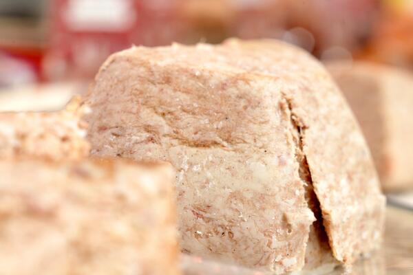 Povlači se prehrambeni proizvod koji svaki drugi Srbin jede svaki dan: Ono što su pronašli u njemu je živi horor!