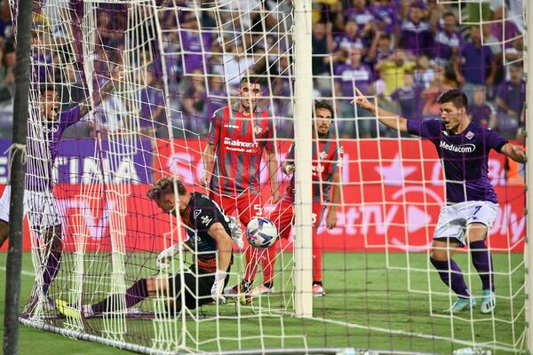 KAKAV DANAK NEISKUSTVU! Greška golmana koja je podsetila na scenu iz legendarnog srpskog filma! (VIDEO/FOTO)