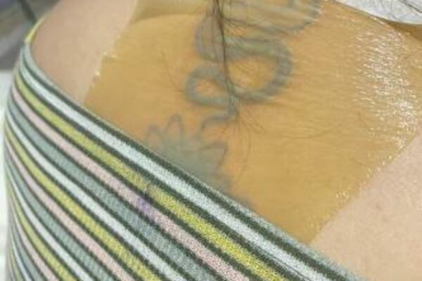 ISCRTAO SAM KANOM TETOVAŽU POSVEĆENU DEVOJCI: Zanemeo sam kada sam ugledao OVO NA NOZI posle 3 GODINE (VIDEO)