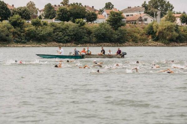 ODRŽANO PLIVAČKO TAKMIČENJE U SREMSKOJ MITROVICI! Drugarstvo i sportski duh obeležili manifestaciju