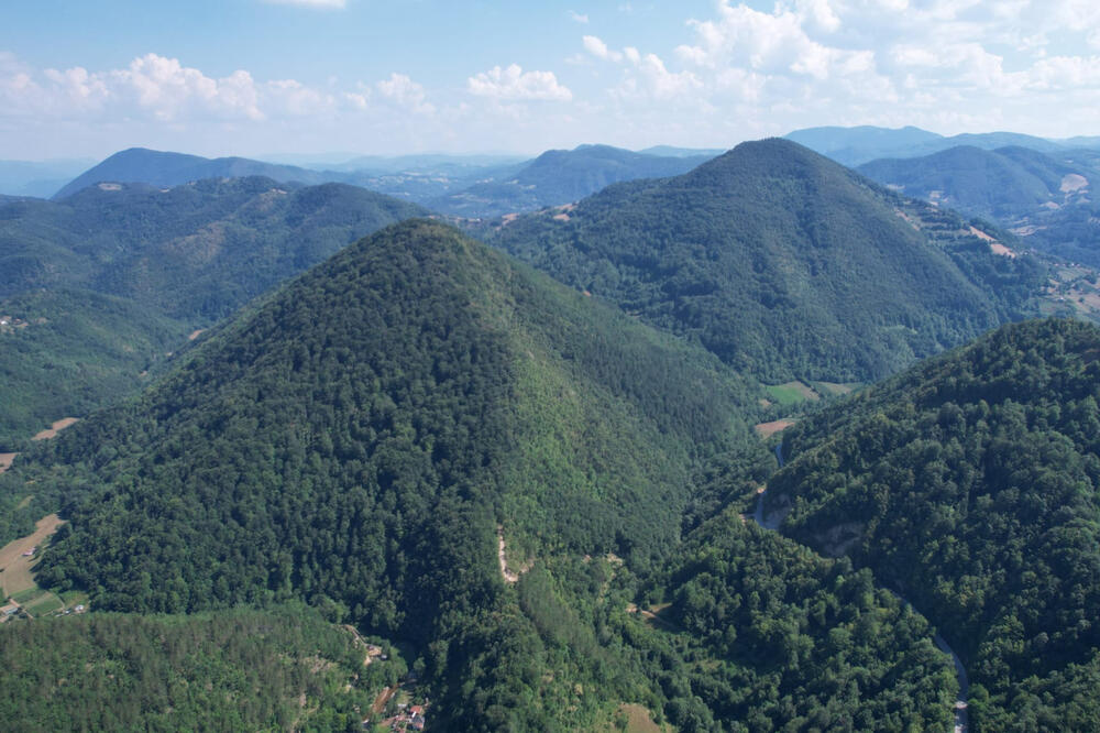 I MI PIRAMIDE ZA TRKU IMAMO! Mnogi kažu da su istovetne onima u Bosni, pogledajte i sami! (FOTO)