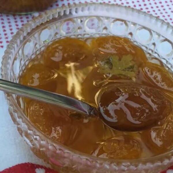 Plodovi ostaju čvrsti, sirup gust i bistar! Slatko od šljiva koje svakome može da uspe, brzo se sprema