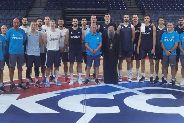 KOŠARKAŠI SRBIJE IMALI NESVAKIDAŠNJEG GOSTA: Partijarh Porfirije posetio trening Orlova!