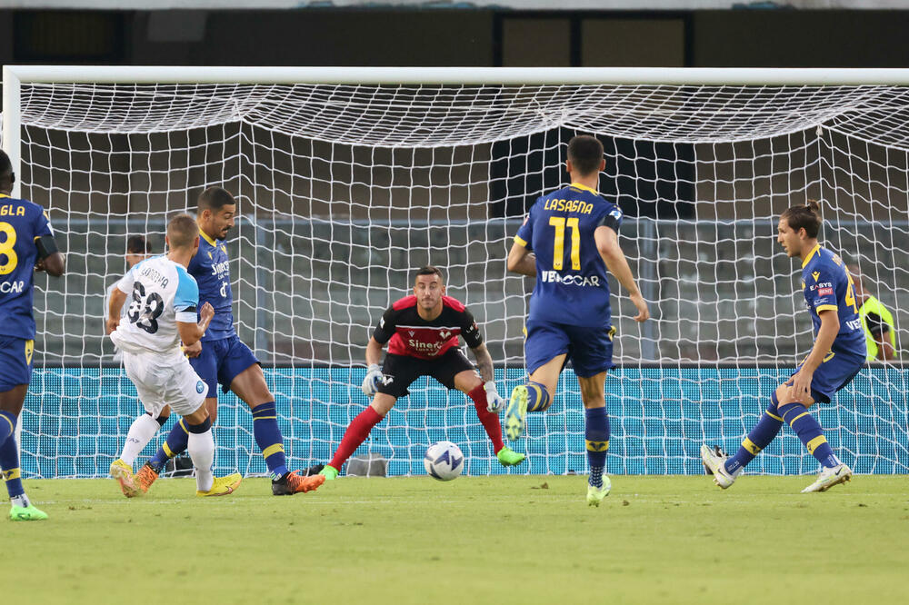 NAPOLI DO VRHA NAPUNIO MREŽU VERONE: Napolitanci oborili rekord, Lazović i Ilić na terenu svih 90 minuta!