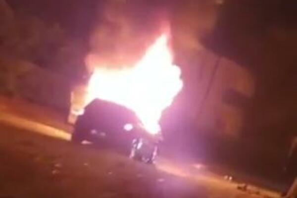 JEZIVA NESREĆA U BEOGRADU: Automobil udario u banderu i ODMAH SE ZAPALIO (FOTO)