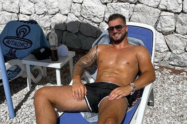 OVAJ ČOVEK JE IZVEO PREVARU VEKA, NIJE TREPNUO! Otac lažirao smrt, a on u majici "Za dom spremni" išao na Tompsona!