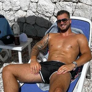 OVAJ ČOVEK JE IZVEO PREVARU VEKA, NIJE TREPNUO! Otac lažirao smrt, a on u majici "Za dom spremni" išao na Tompsona!