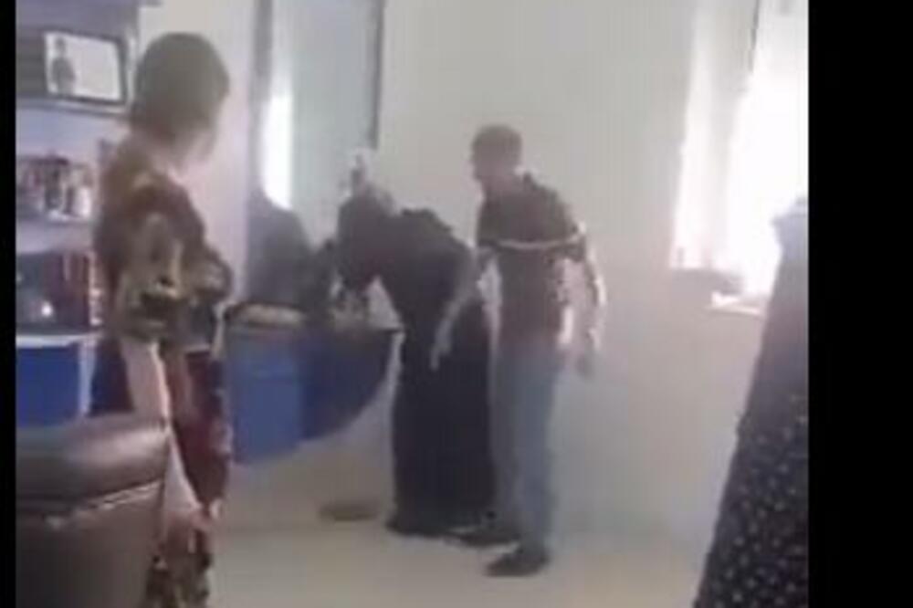 SNIMAK IŽIVLJAVANJA NAD ŽENOM JER JE ZATEKAO SA DRUGOM! Svi gledali šta joj radi (VIDEO)