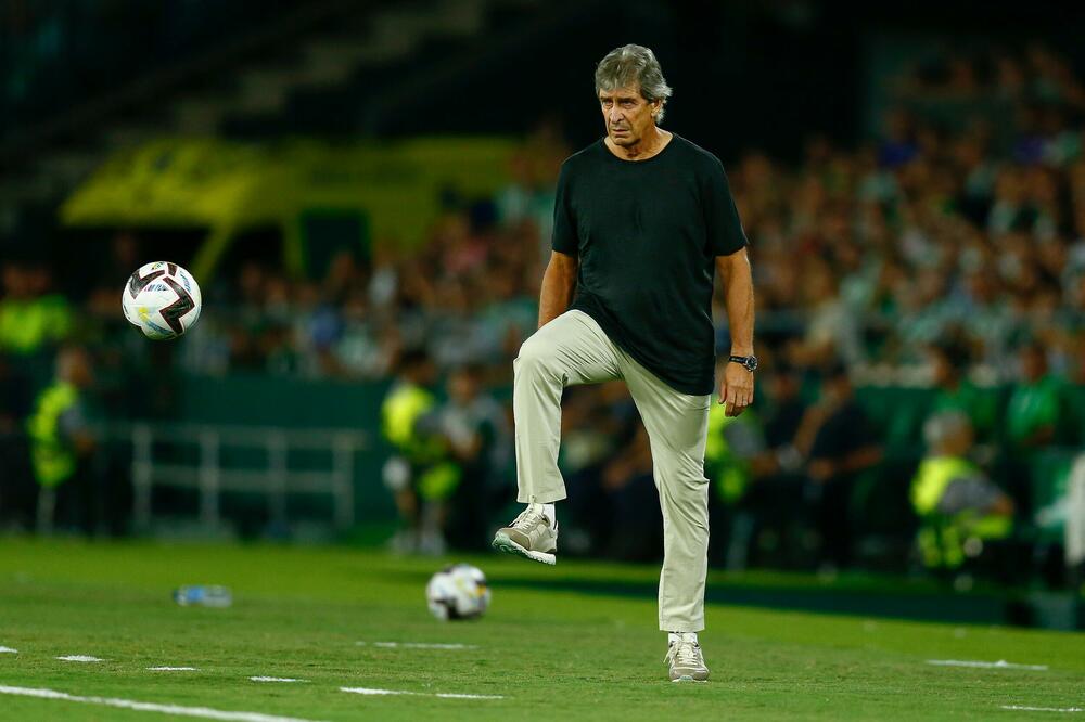 KAO MLADIĆ! Nećete verovati kako trener Betisa kontroliše loptu, ceo stadion pao u trans! (VIDEO)