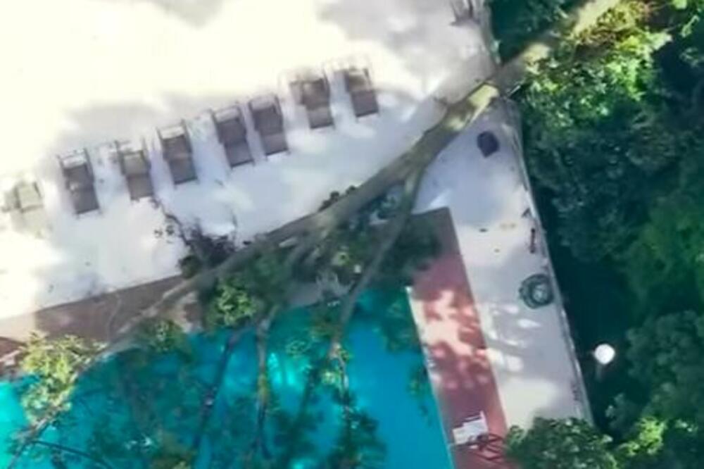 LJUDI SU BEZBRIŽNO PLIVALI U BAZENU A ONDA JE POČEO HOROR: Gledajte snimak na sopstvenu odgovornost! (VIDEO)