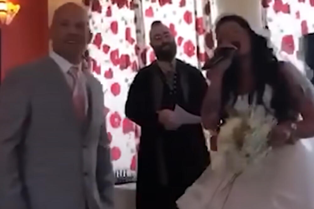 SNIMLJENO KAKO BEŽI SA SOPSTVENE SVADBE: Svemu prethodila BIZARNA IDEJA njegove devojke! (VIDEO)