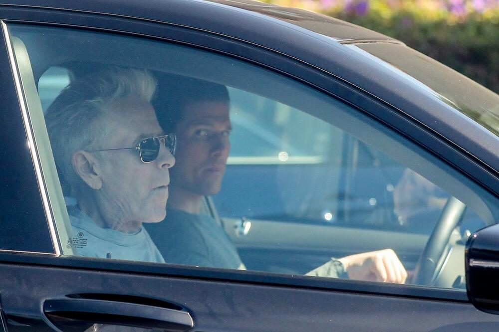 TVRDI DA NIJE GEJ, A UHVAĆEN JE SA 45 GODINA MLAĐIM MOMKOM: Dečko izgleda kao RASNI APOLON, isplivale FOTKE!