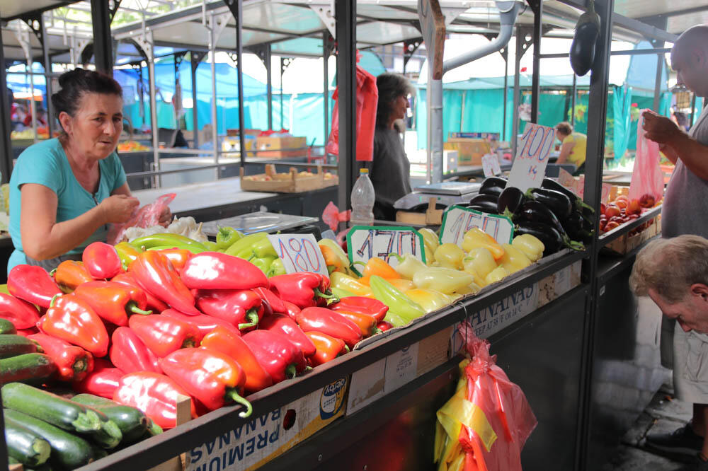 SVE JE NEIZVESNO: Domaćice KALKULIŠU da li da kupuju ili spremaju zimnicu, ŠTA JE ISPLATIVIJE?