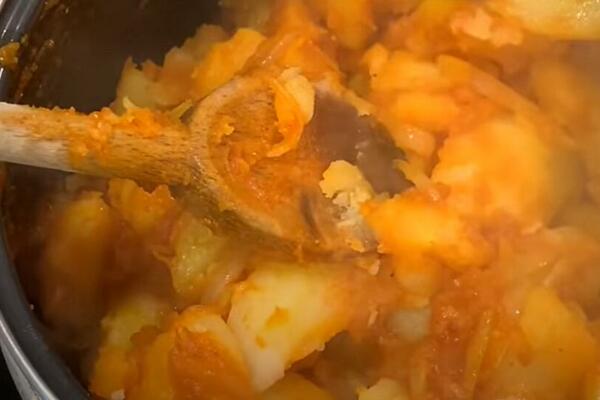 RECEPT ZA NAJBOLJI RESTOVANI KROMPIR: Umesto na ULJU, luk DINSTAJTE na OVOME, domaćice ODMAH ZAPIŠITE