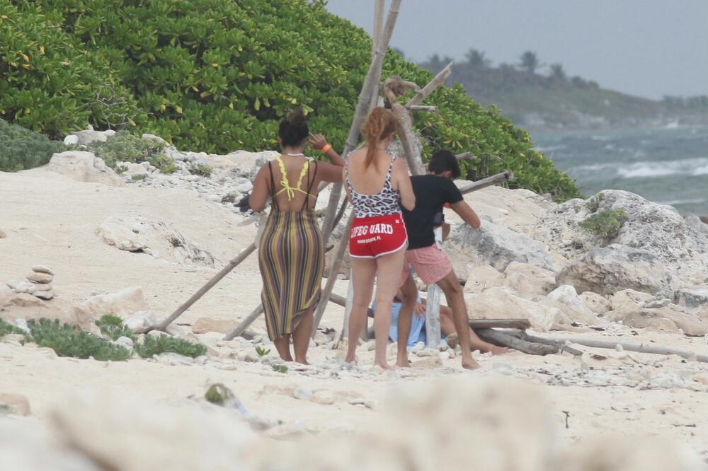 GLUMICU DEČKO UHVATIO ZA GLAVU, A ONA MU PRUŽA UŽITAK NASRED PLAŽE: Nisu znali da ima KAMERA, sve je OBJAVLJENO!