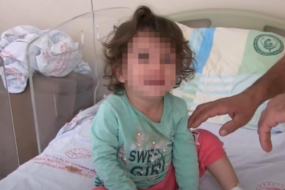 DEVOJČICU (2) UJELA ZMIJA ZA USNU, A ONA JOJ UZVRATILA OVAKO: Ceo svet frapiran smelošću (VIDEO)