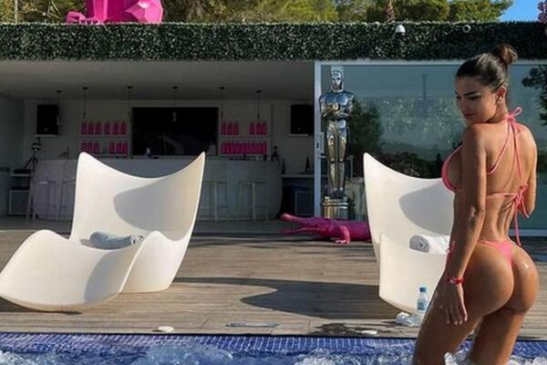 SVETLANA POKAZALA KAKO IZGLEDA BEZ ODEĆE CELA I MOKRA: Nije htela da KRIJE NIŠTA, odlučila da RAZBUKTI MAŠTU!