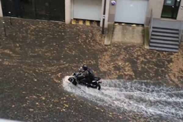 MOTORCIKL DRIFTOVAO KAO DŽET SKI! Potop u jednom od najlepših gradova SVETA, voda se slivala u SLAPOVIMA! (VIDEO)