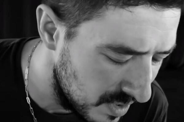 POZNATI PEVAČ KROZ PESMU OTKRIO DA JE SILOVAN! 30 godina ćutao, majka doživela ŠOK! (VIDEO)