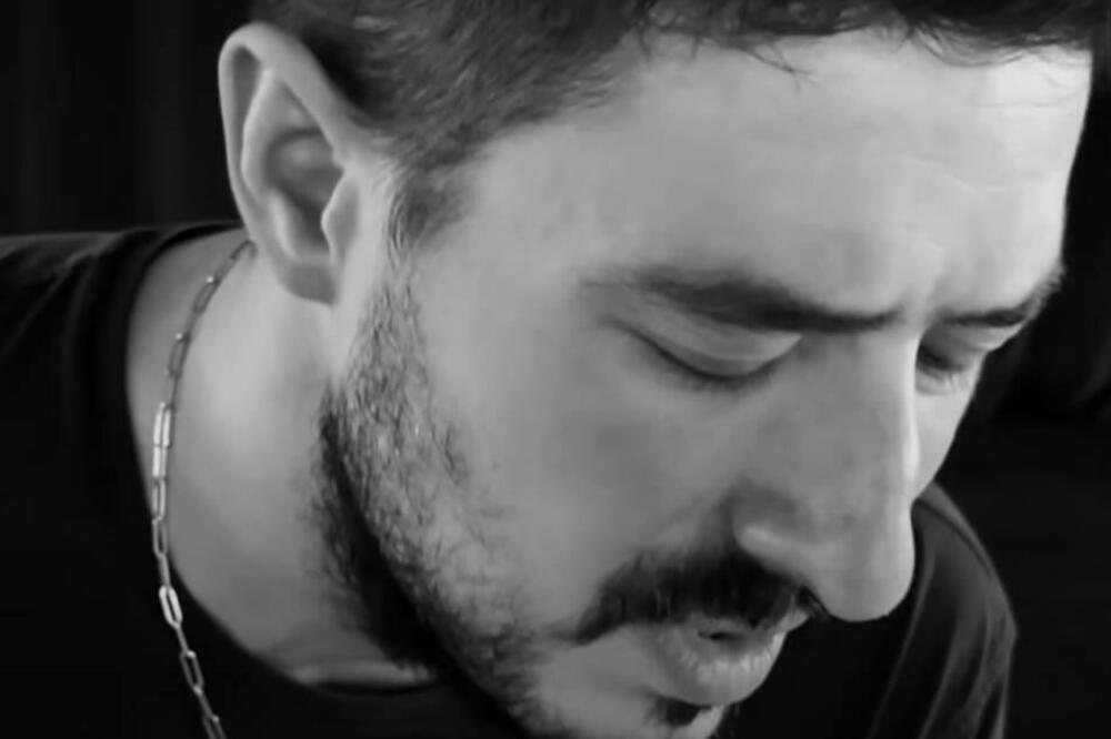 POZNATI PEVAČ KROZ PESMU OTKRIO DA JE SILOVAN! 30 godina ćutao, majka doživela ŠOK! (VIDEO)