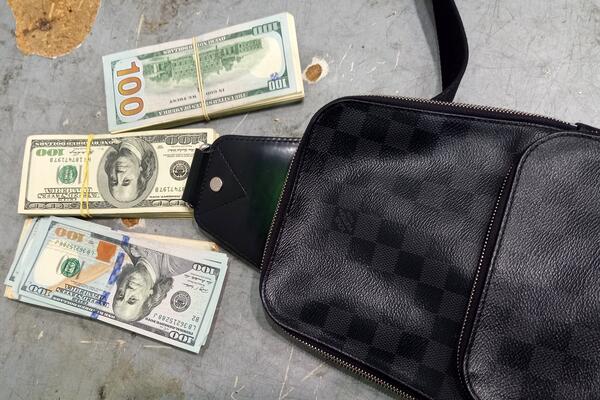 DOLARI VIRE IM, VIRE! Stranci uhvaćeni na srpskoj granici sa GOMILOM DEVIZA! (FOTO)