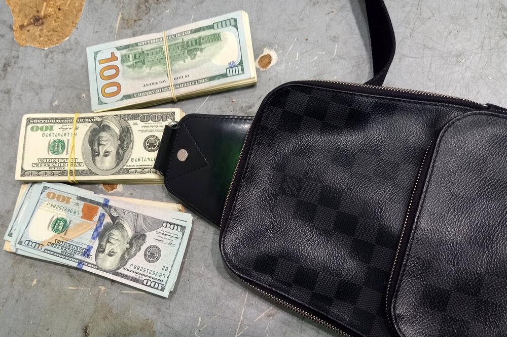 DOLARI VIRE IM, VIRE! Stranci uhvaćeni na srpskoj granici sa GOMILOM DEVIZA! (FOTO)