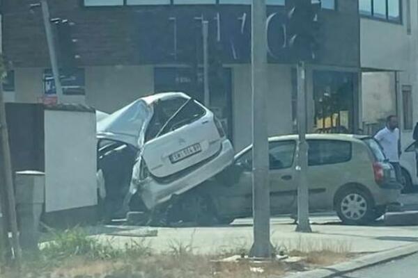 TEŠKA NESREĆA U RUMI: Vozača iz slupanog auta IZVLAČILI vatrogasci! (FOTO)