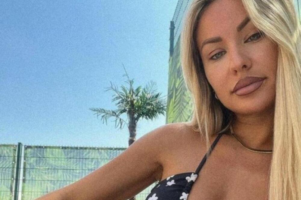 RASPALILA MAŠTU SVOJIM GOLIŠAVIM TELOM: Naša pevačica pokazala OBLINE, GRCI POLUDELI ZA PLAVUŠOM! (FOTO)