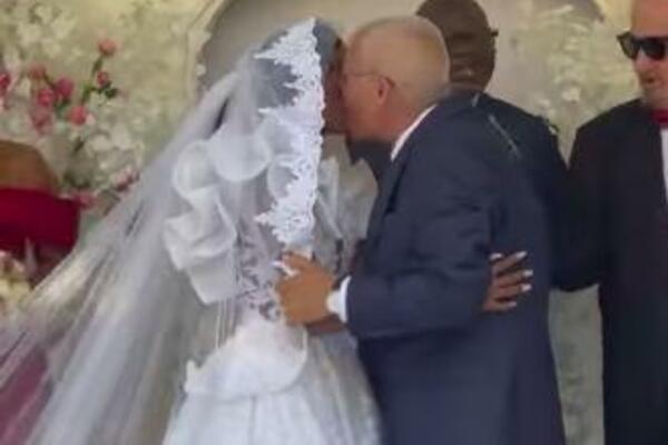 POLJUBAC SA VENČANJA ĆETE HTETI ZAUVEK DA POTISNETE! Mlada i mladoženja su razmenili sve živo, da se ISPOVRAĆAŠ