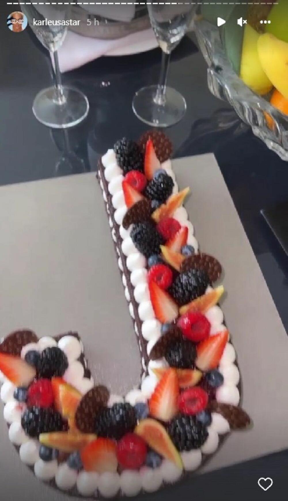 <p>Pop zvezda objavila je na Instagramu snimak dok pozira pored džinovske torte, dok na sebi ima prekratku haljinicu na rese u zlatnoj boji</p>