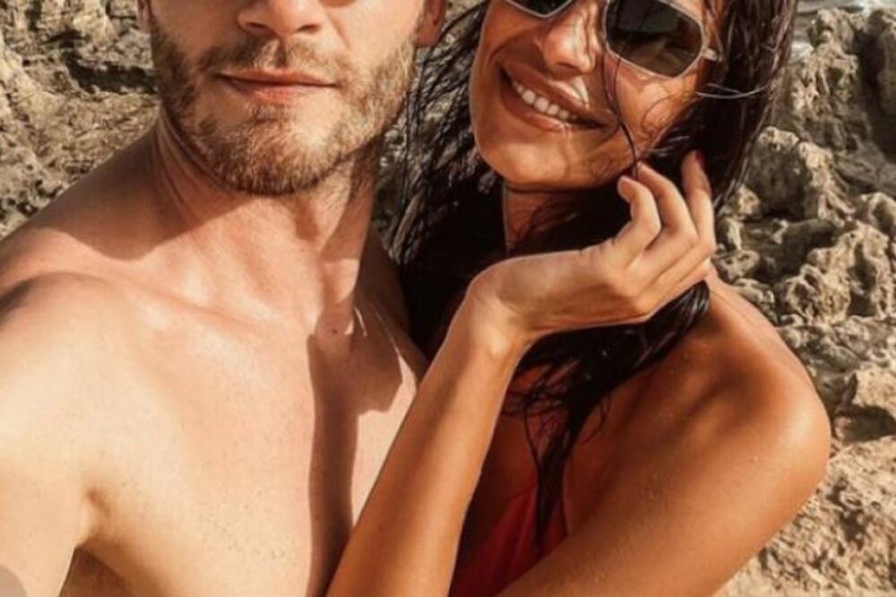 IZAŠLA VRELA SLIKA ALEKSANDRA RADOJIČIĆA SA DEVOJKOM: Kao zver je zgrabio i ne pušta (FOTO)