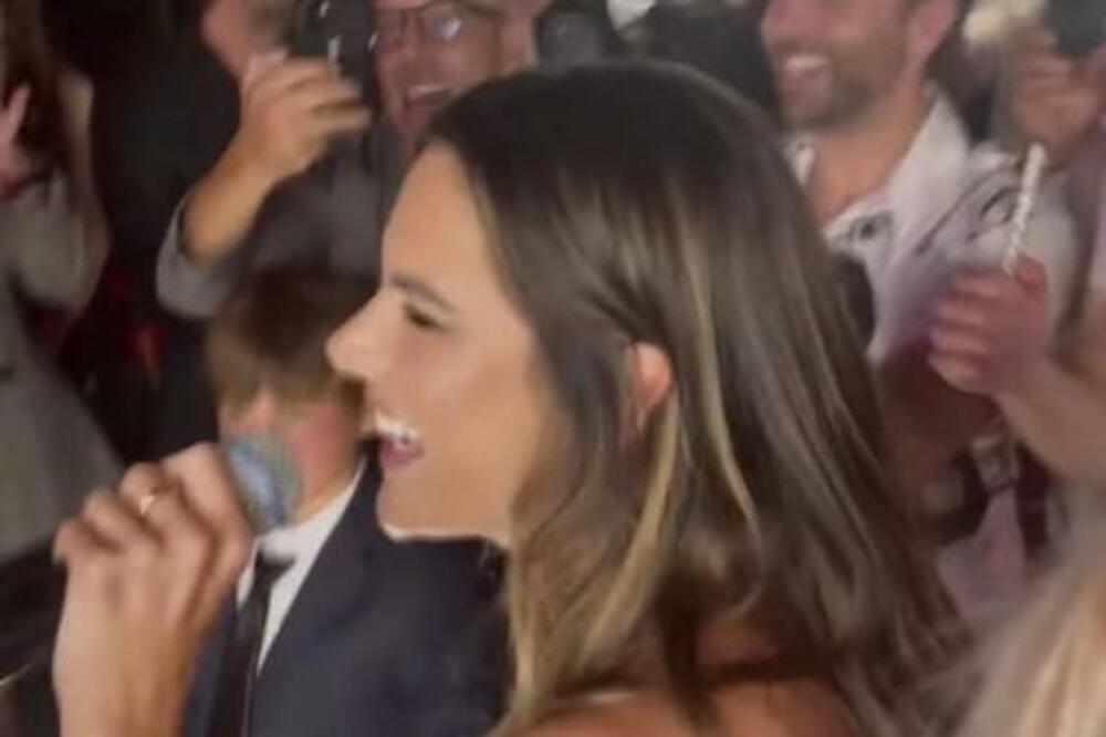 VIKTORIJIN ANĐEO ZAPEVAO NA BEOGRADSKOM SPLAVU! ALEKSANDRA AMBROZIO ŠOKIRALA SVE: Tu je i SNIMAK! (VIDEO)