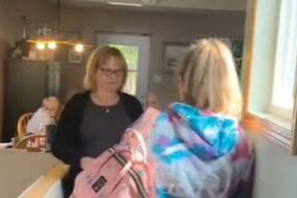 POJAVILA SE SA BEBOM NA PRAGU KUĆE! Roditelji ZANEMELI od ŠOKA, uspelo IZNENAĐENJE (VIDEO)