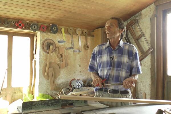 DVA STOLARA SA SUVOBORA ISKLESALA DELO ZA GINISA: Violina od 2 metra izašla iz njihove radionice! (FOTO)